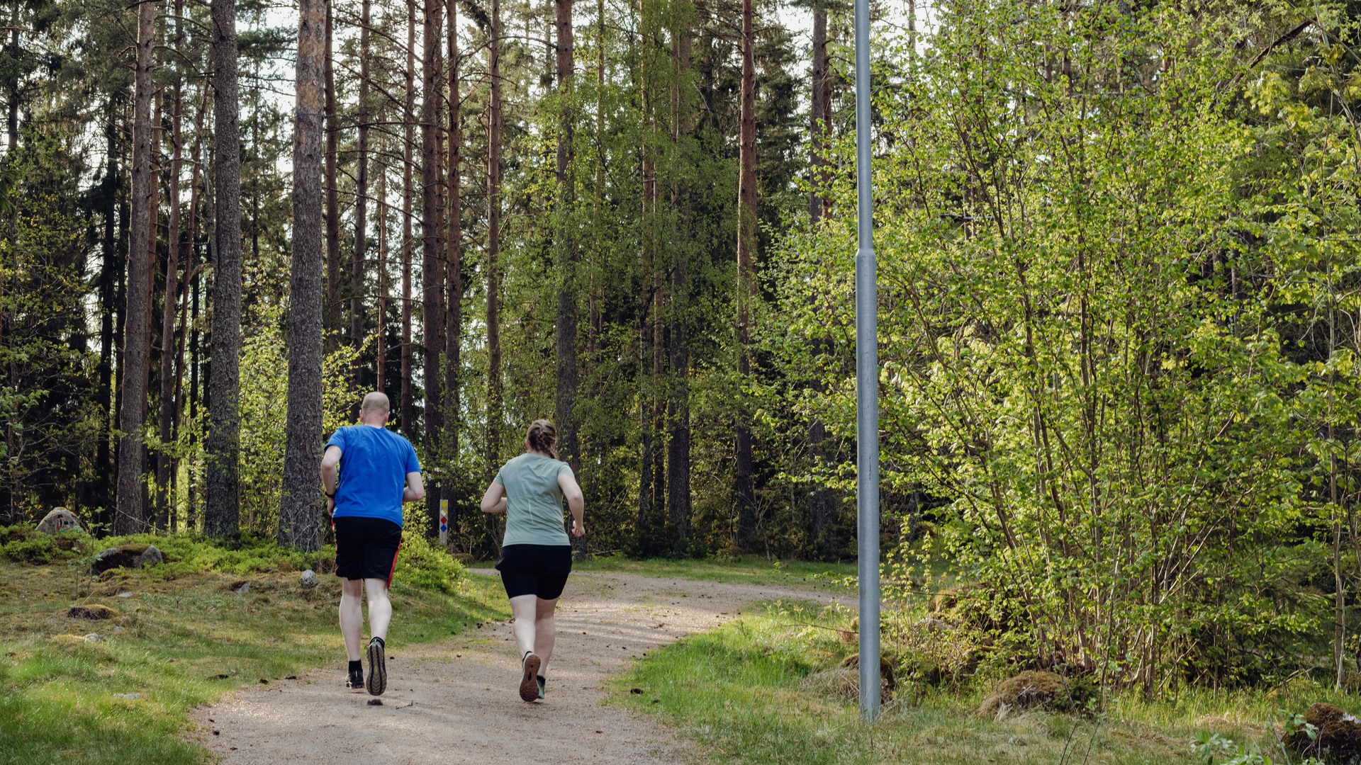 Personer löptränar i motionsspåret i Högaliden.