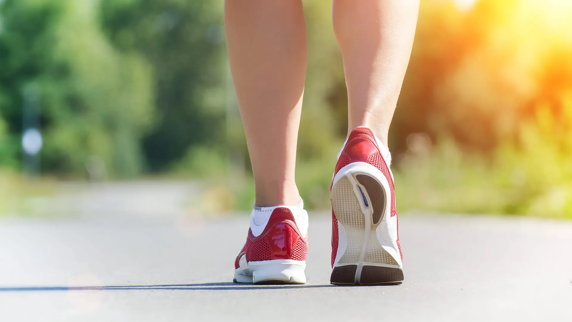 Närbild på fötter med träningsskor som är ute och går eller joggar.