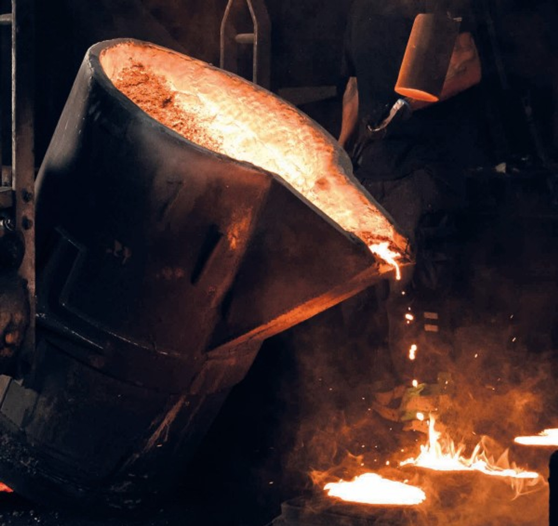 Ett gjutkärl som man häller massa ur ned i gjutformar.