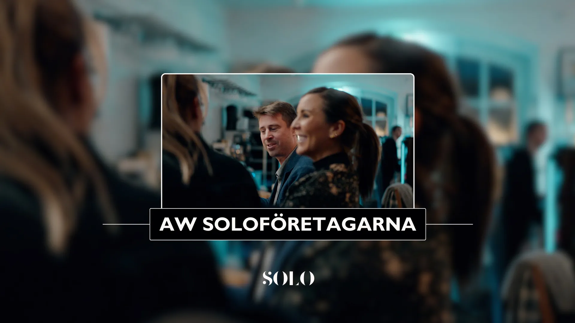 En grupp människor som står i ett rum.