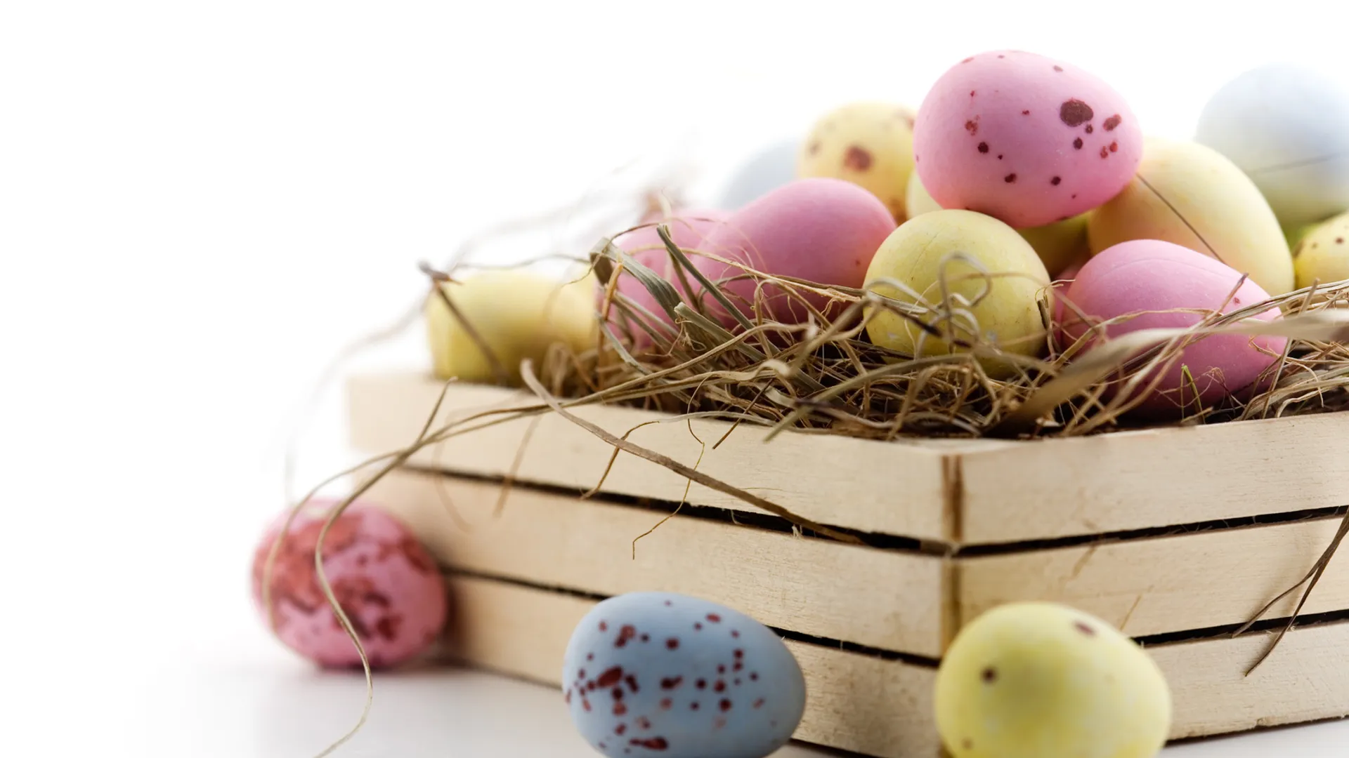 En korg fylld med massor av färgglada ägg.
