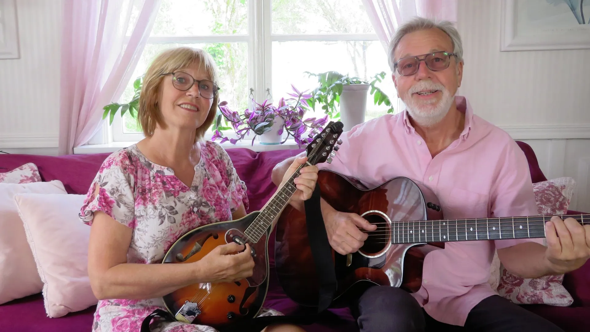 två musikanter som spelar på varsitt instrument