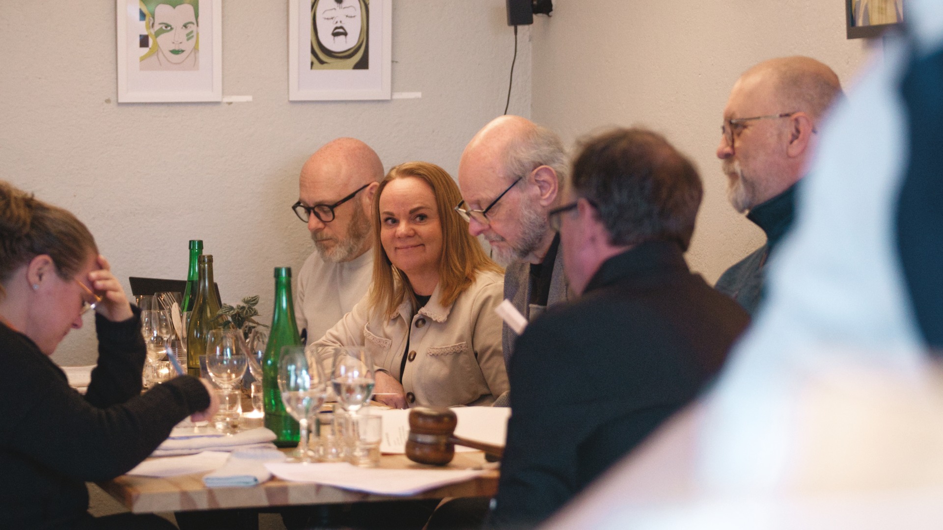 En grupp människor som sitter runt ett bord.