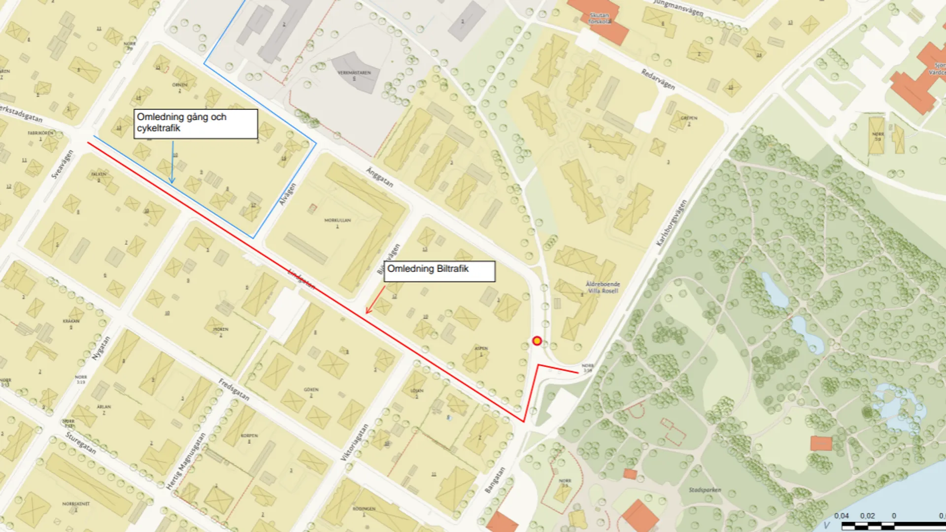 Karta över delar av Hjo stad som visar omledning av trafik vid Änggatan. Informationen framgår av texten.