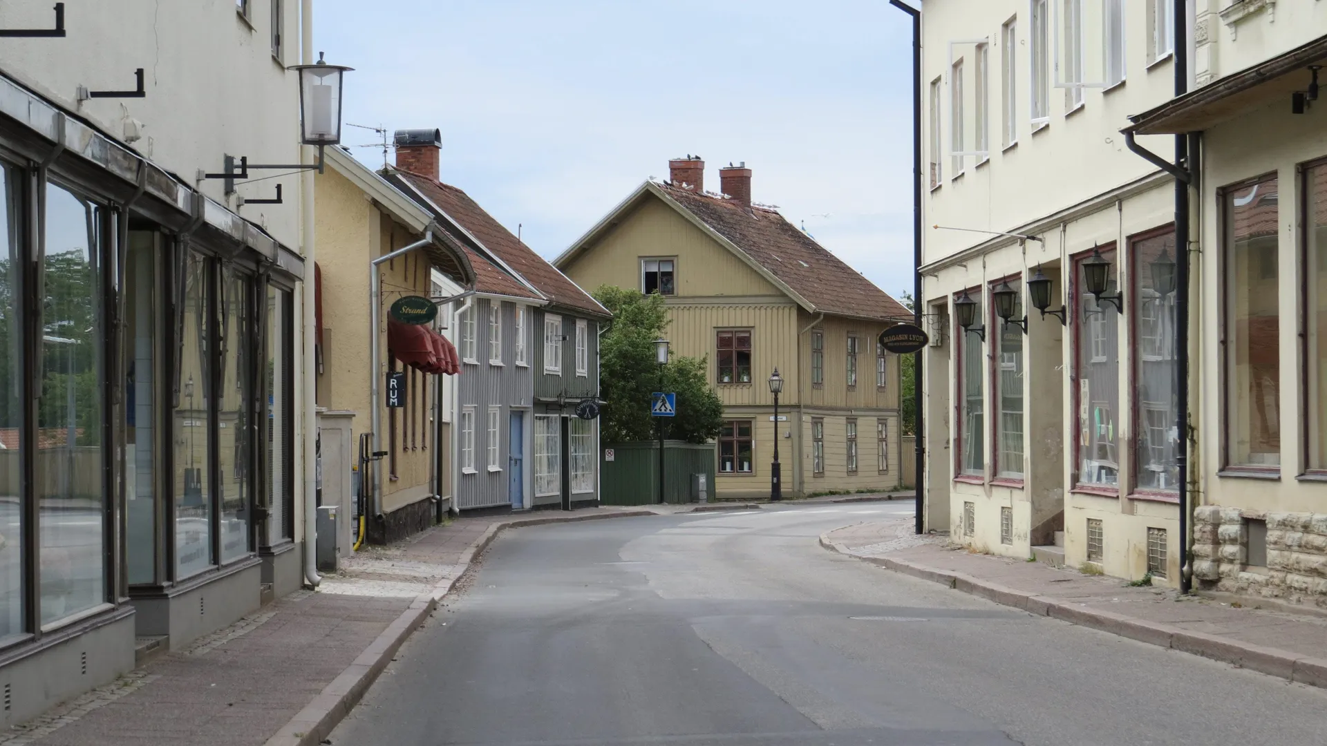 Långgatan i Hjo, från torget ner mot Strandpromenaden.