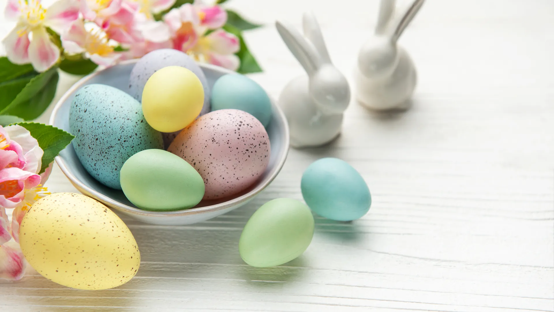 Färgglada pastellägg i en skål.