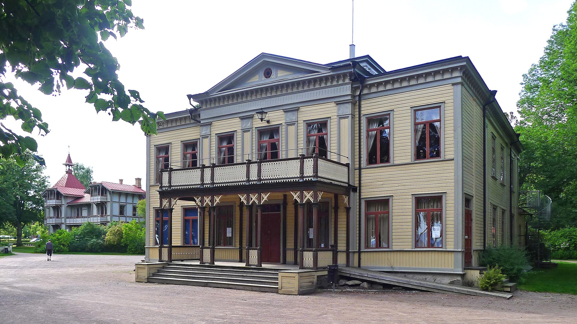 Societetshuset i stadsparken.