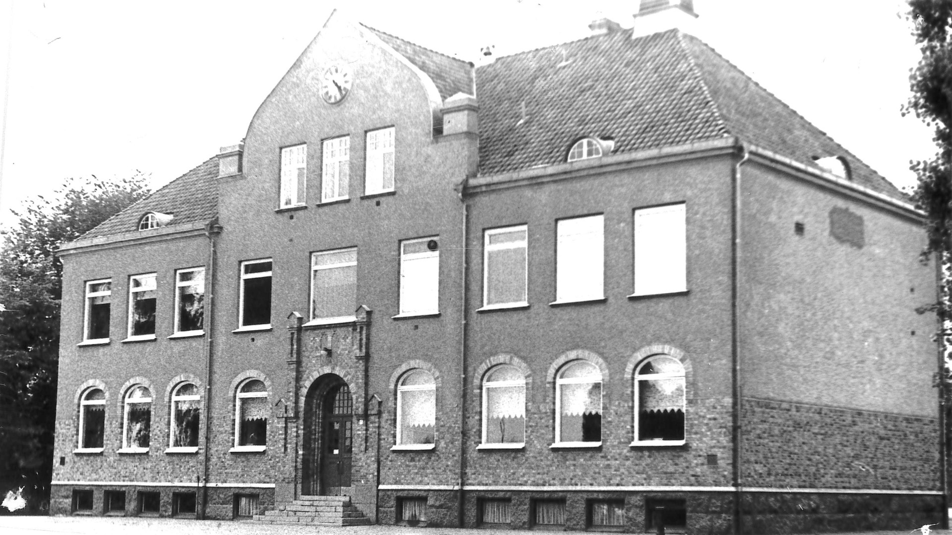 A-huset på Guldkroksskolan i svartvitt.
