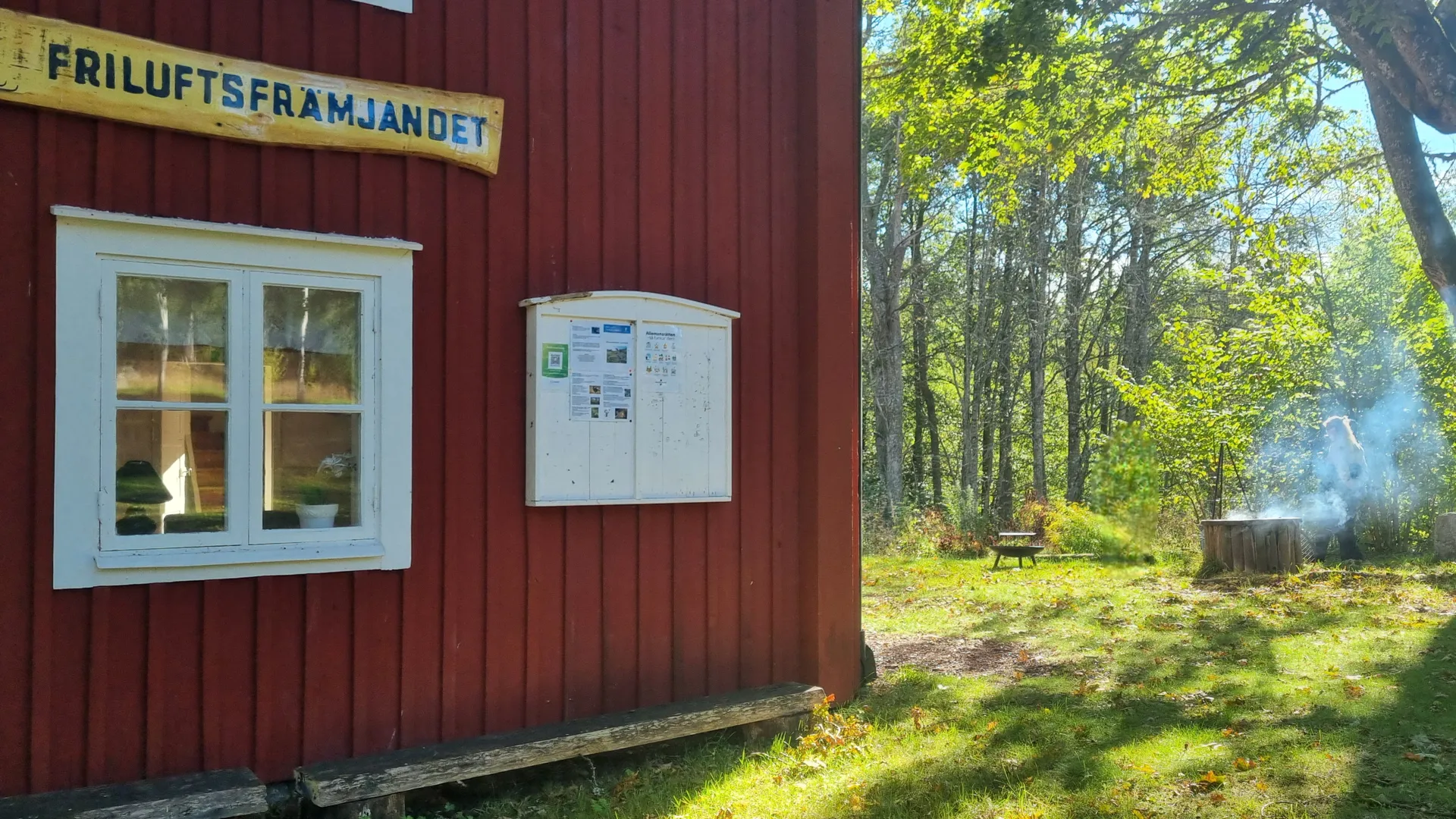 Matlagning utomhus i solsken