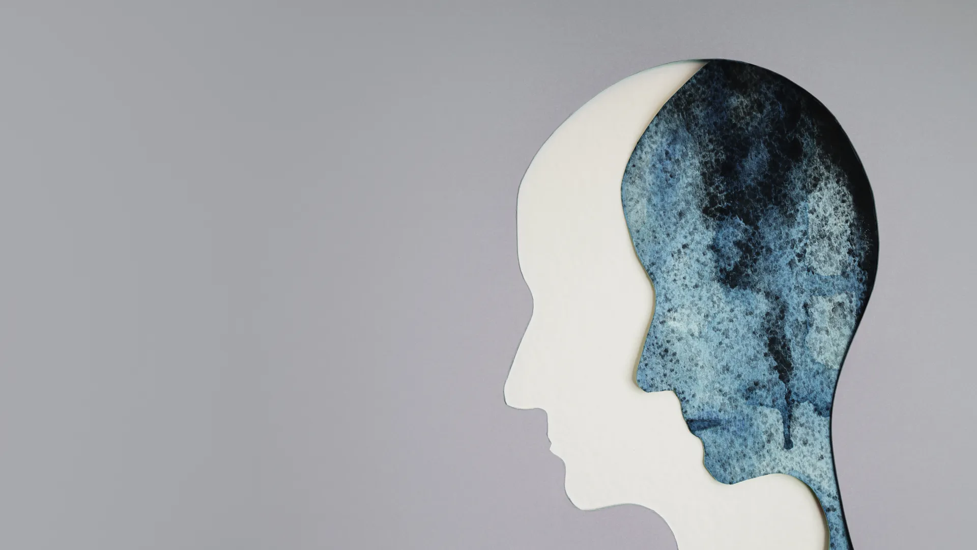 två oidentifierade ansikten i profil målade med vattenfärger