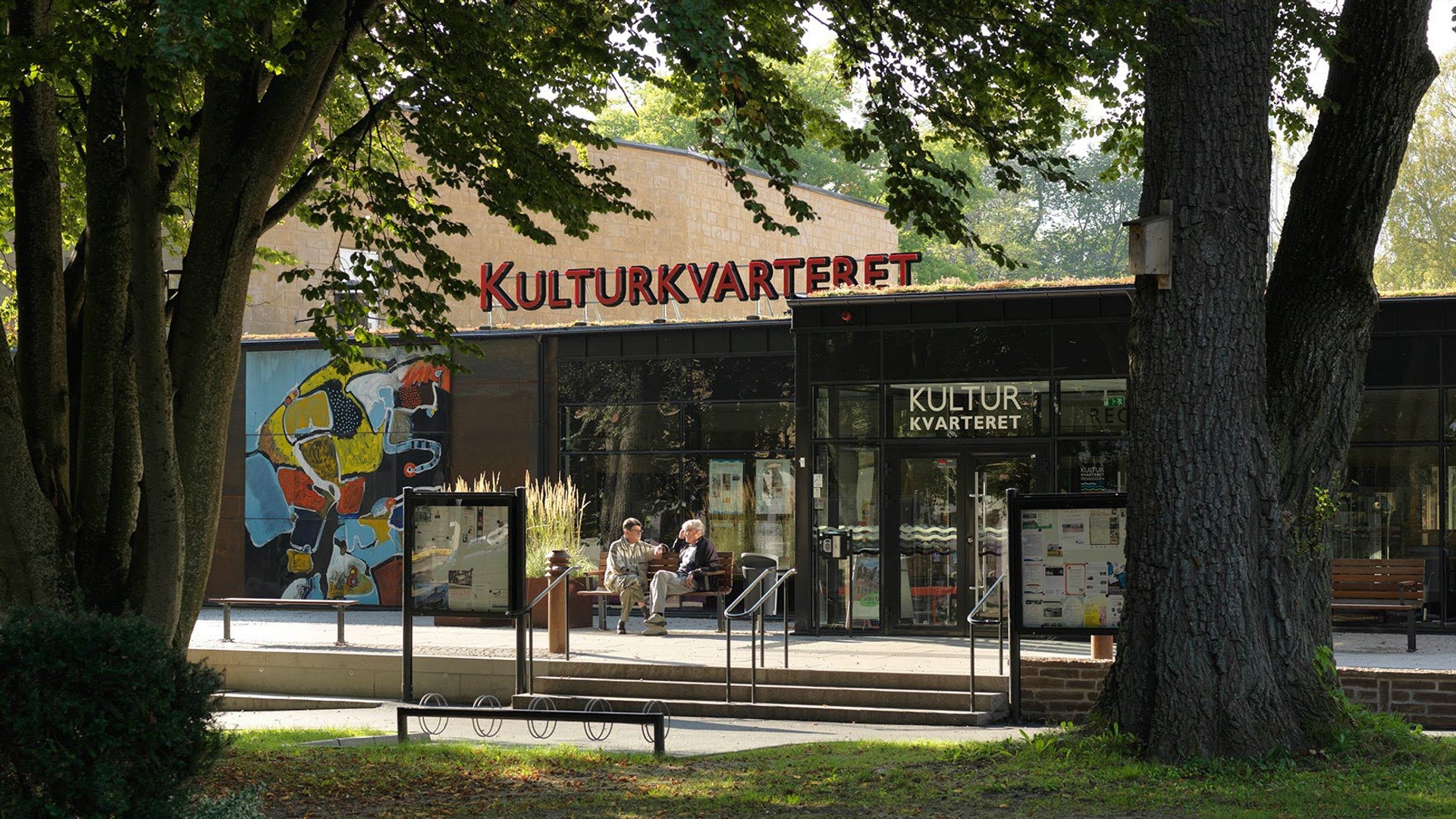Exteriör Kulturkvarteret med träd i förgrunden