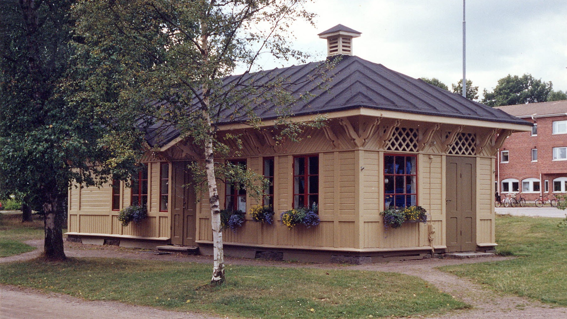 Uthuset i utkanten av stadsparken.