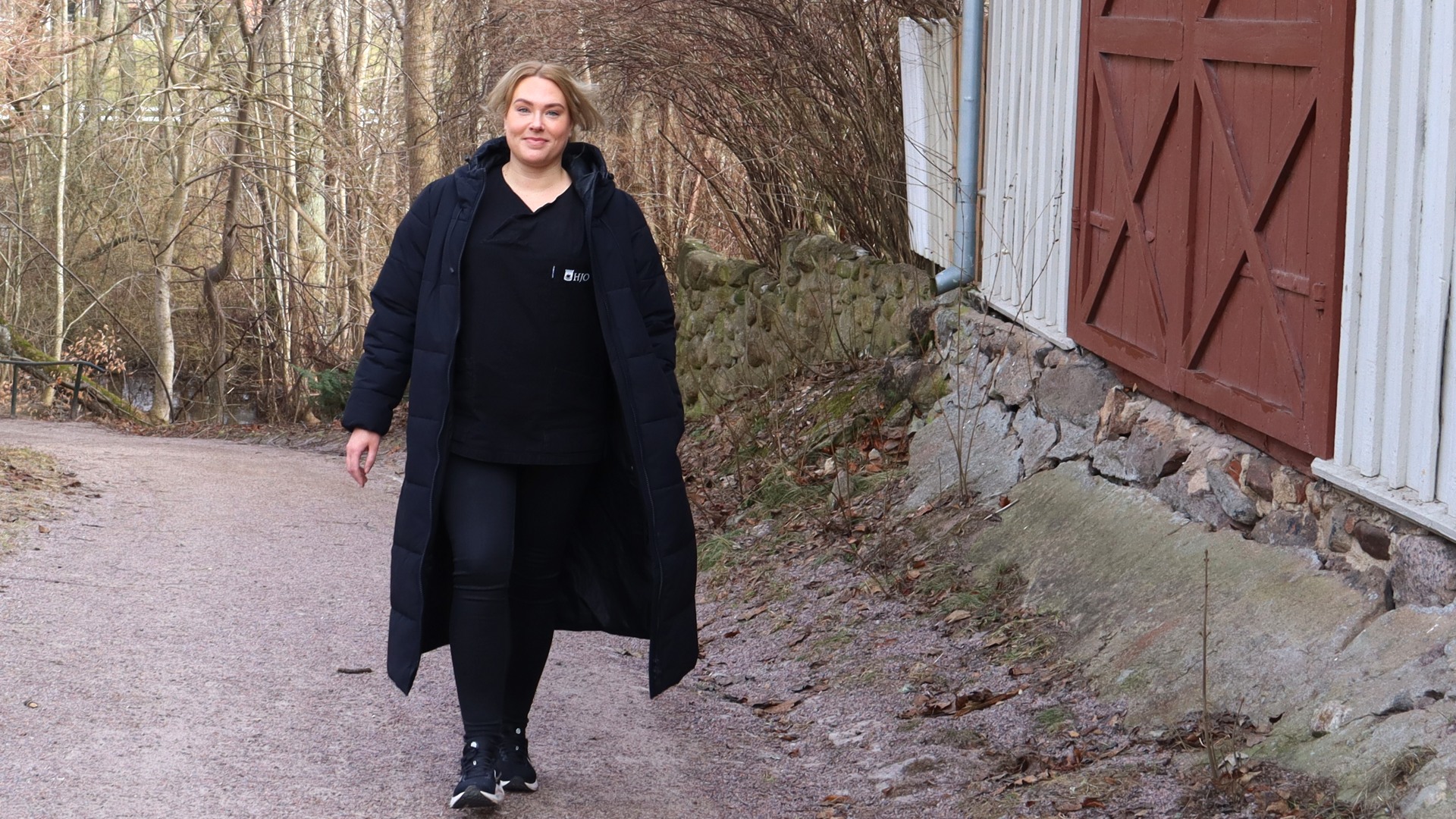 Emma Kallio, undersköterska i hemvården, promenerar på en grusväg i Hjo.